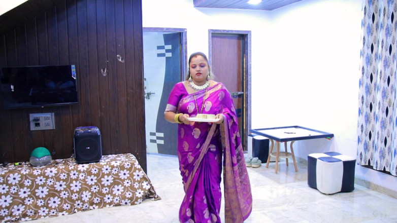 Abu: Die chefin hatte bhabhis milchtee