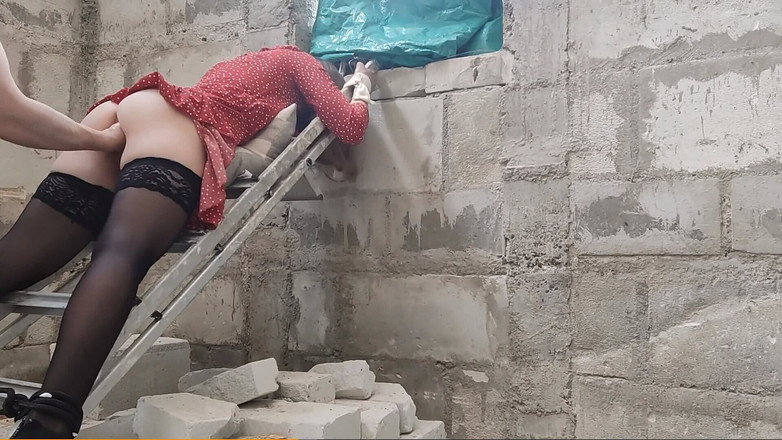 Lizaveta: 我进入一个封闭的建筑工地，被保安抓住，他狠狠地拳交我并操了我