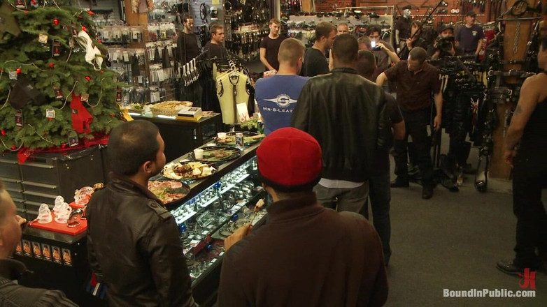 Bound in public: Jessie Colter की Mr S चमड़े की दुकान पर सामूहिक चुदाई