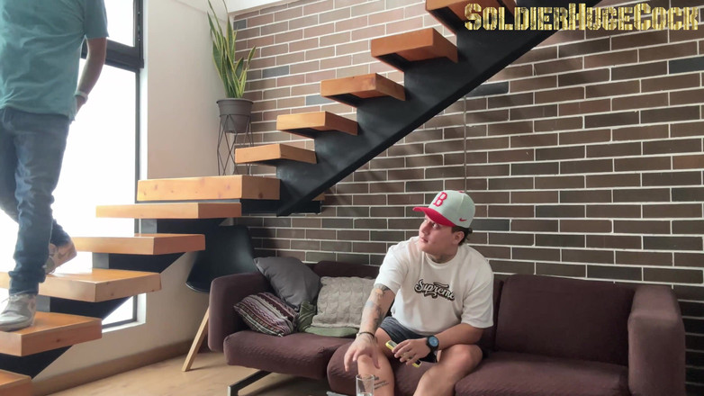 SoldierHugeCock: Er lädt mich ein, das spiel zu beobachten, aber ich...