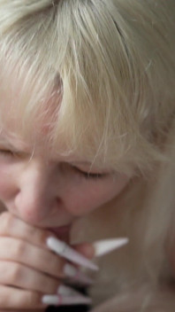 Kate White může dobře kouřit!