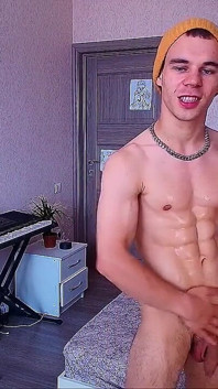 Roztomilý mladý svalnatý chlapec se protahuje s olejem