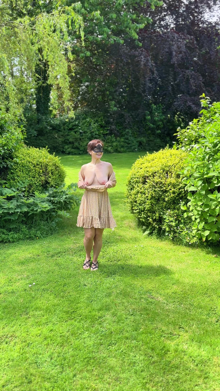 Queen-Lucy: Flash do jardim