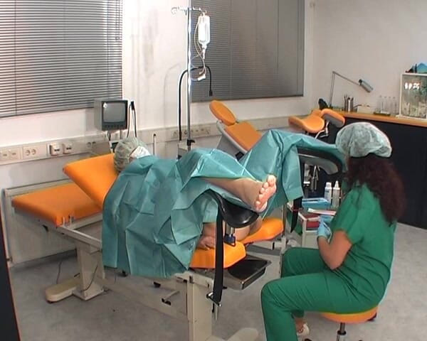 Rubber & Clinic Studio - 1ATOYS: 녹색 수술 복장의 간호사