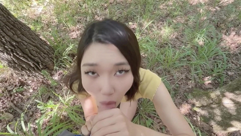 Petite creampie Asian Cumdump sluts: La sorellastra asiatica mi succhia fuori nei boschi