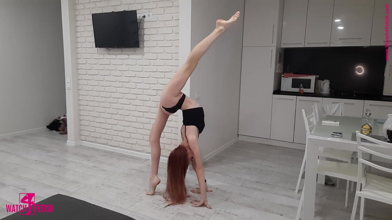 Watch4fetish: Mary Way mostra incredibili esercizi flessibili