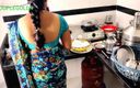 Couple gold xx: Sesso in cucina: la matrigna è seduta per mangiare il cibo...