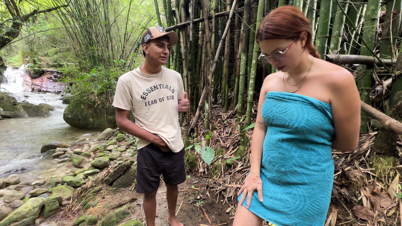 LILY_PUP: 我发现一个富有的丰满女人独自在河里洗澡，我借此机会把我美味的鸡巴插入她