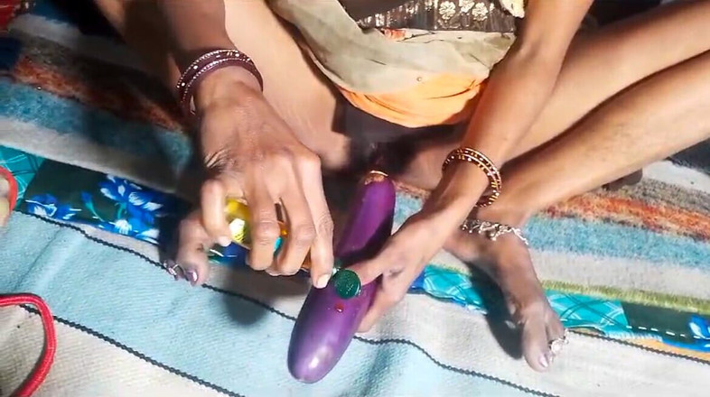 RadhaDevi: Desi bhabhi första gången brinjal knullad video