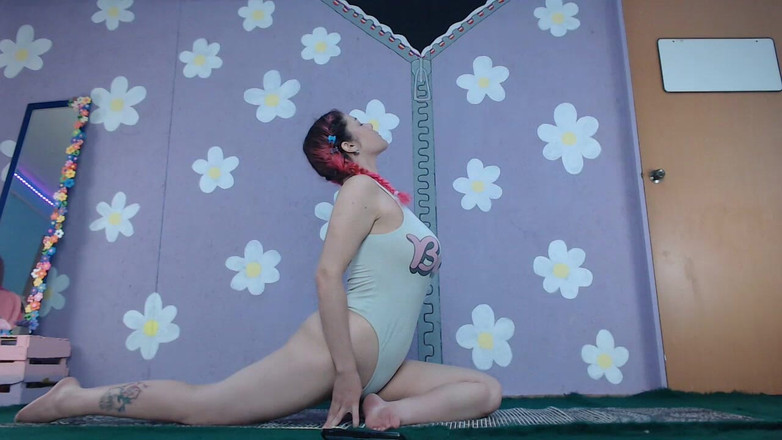 YourHighJess: Người mới bắt đầu tập luyện yoga livestream khoe hàng