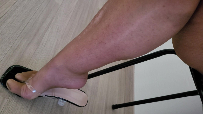 MisS Angel: नाइलन पहनी खुश