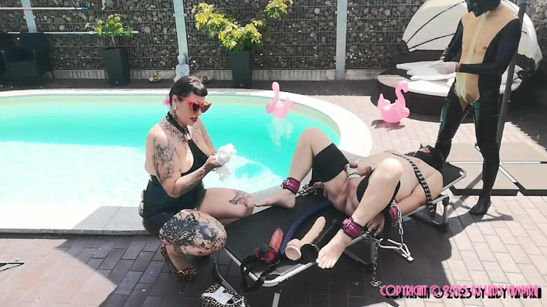 Domina Lady Vampira - SM Studio Femdom Empire: Podwójne Głębokie Gardło 1/2