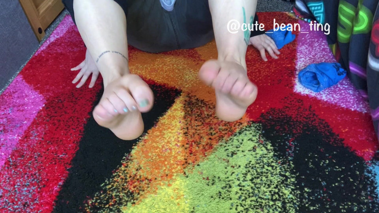Alice Bean: Bean stript haar sokken