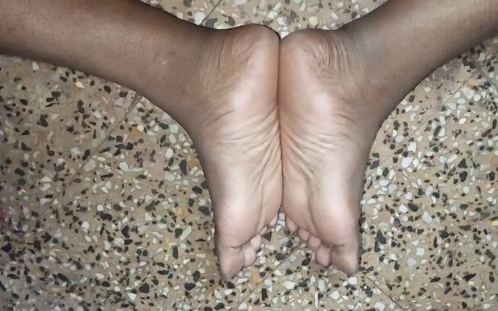 Sweet Indian cock: Soția anjali futută în gaura anală în baie