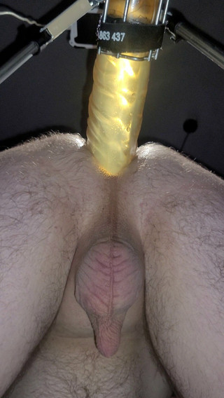 Fuck machine massaker: Großer dildo im arsch mit fickmaschine