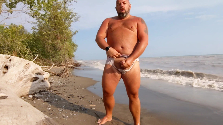 Skin and earth: Beruang gemuk, celana dalam basah yang sobek, jerkoff pantai telanjang (skinandearth)