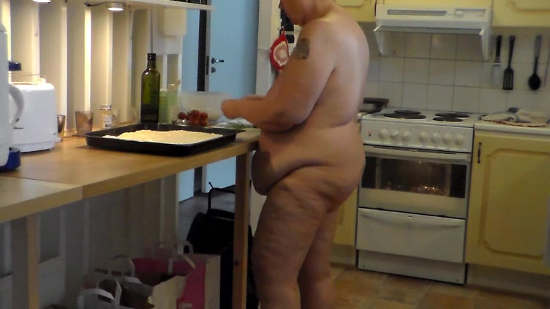 Sex hub couple: Jen is all nude and baking