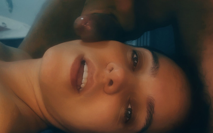 Mila Red Rabbit: ホットな女の子が吸い方を示し、彼女の顔にザーメンショットを取得します