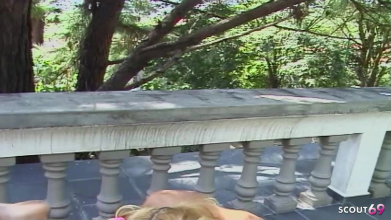 Shemale TS Collection: 拉丁裔在露台上操金发大奶子人妖肛交