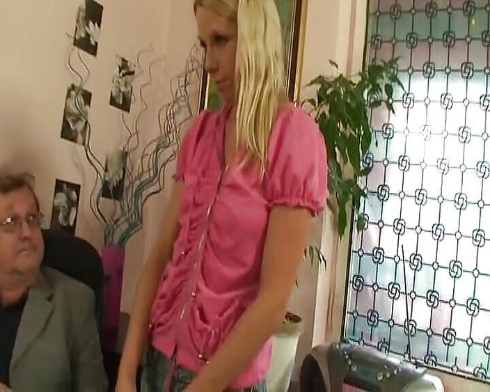 Porno kino: 可爱的金发德国青少年被两个年长的男人性交