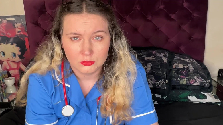 MissFFW: Медсестра дві жінки й чоловік смокчуть її ніс і нарешті мочиться