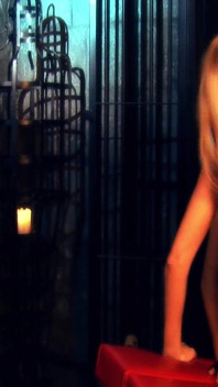 Schmutzige üppige szene 2_blonde, vollbusige fetisch-milfs, die dreier in einer BDSM-Höhle haben