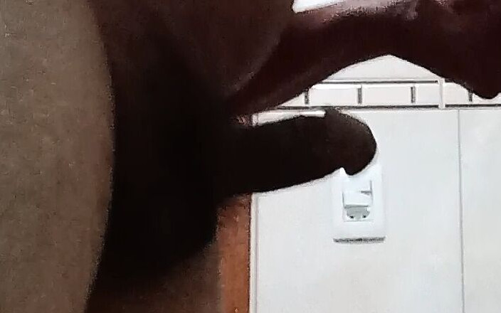 Alber do monte: Alber do Monte грає з палицею в житловій ванній кімнаті - частина 2