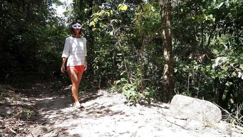 Bruce-and-Morgan: Morgan fait pipi dans la nature