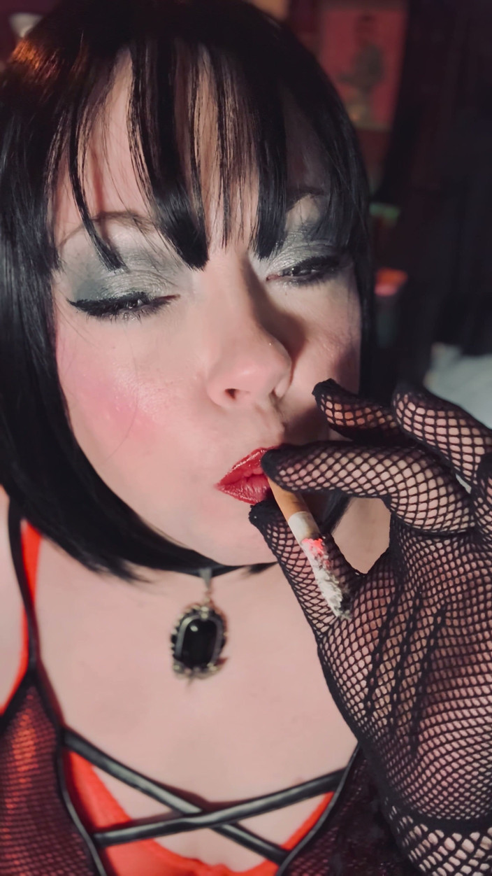 Tina Snua: Stăpâna care fumează Tina Snua Chain fumează 2 țigări super-chiloți în mănuși plasă -...