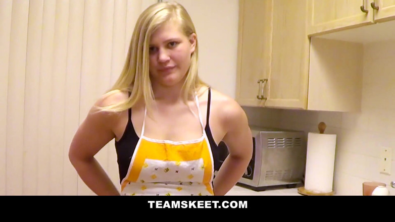 Team Skeet: 규칙을 어기고 따먹히는 음란한 금발 Roxy Lovette