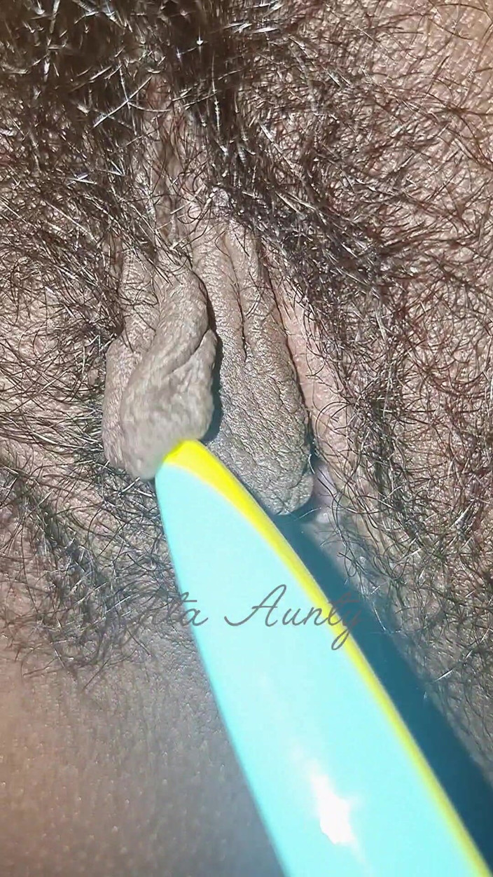 Indian aunty sex: Người phụ nữ làng đang khoe âm hộ lớn của mình