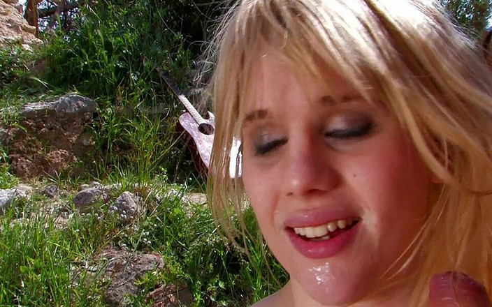 Queens of anal: 18 år gamla och Lillian älskar en slampa med ljust hår knullar...