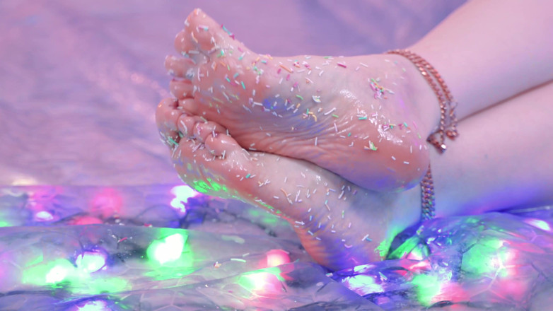 Arya Grander: Tasty foot fetish and food fetish in one! Candy feet...