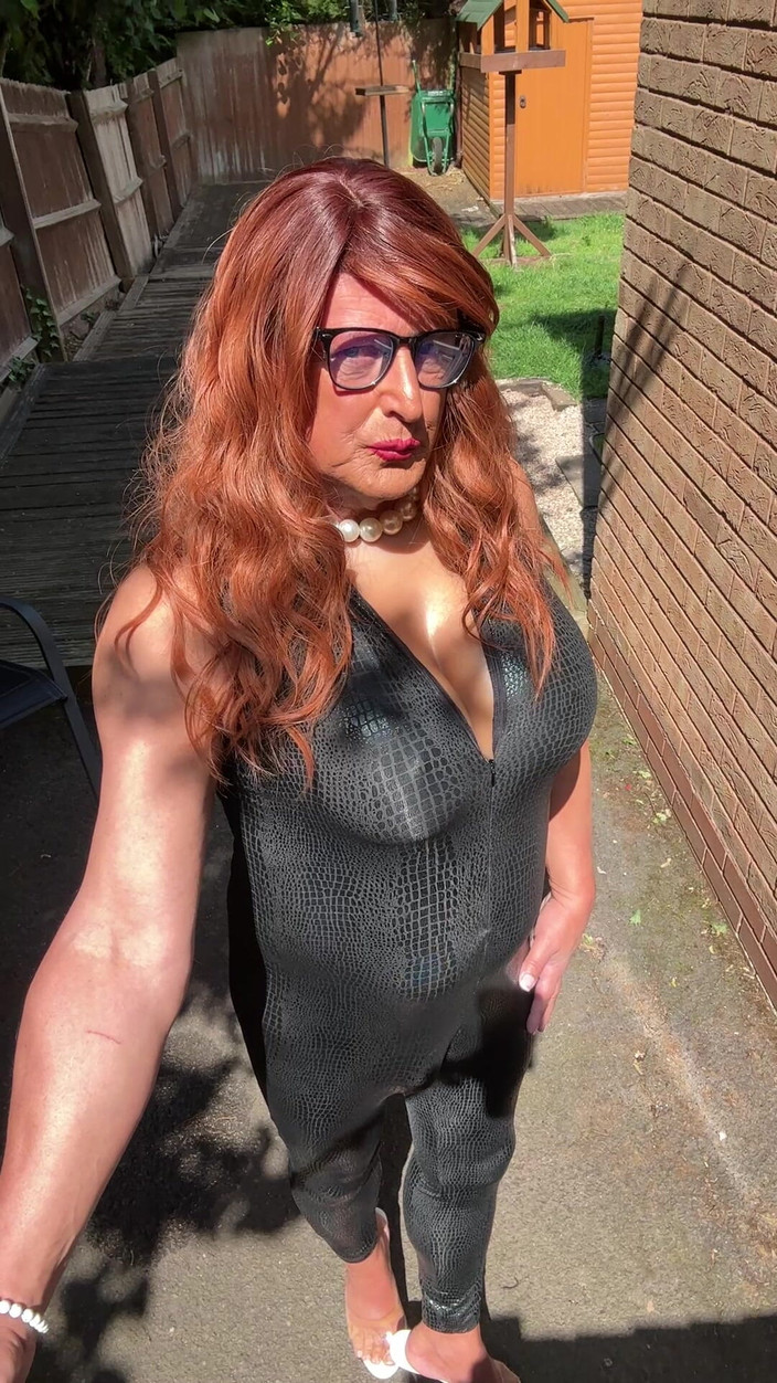 Kellycd2022: Travestit sexy Kellycd2022 în costum negru de pvc și tocuri