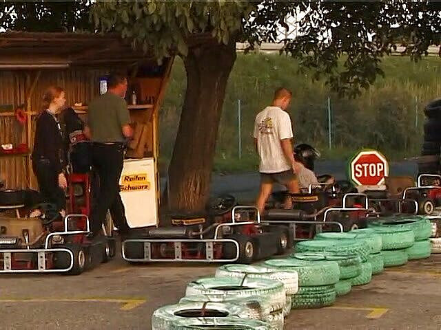 Lucky Cooch: Awek blonde seksi berseronok di luar rumah di laluan karting