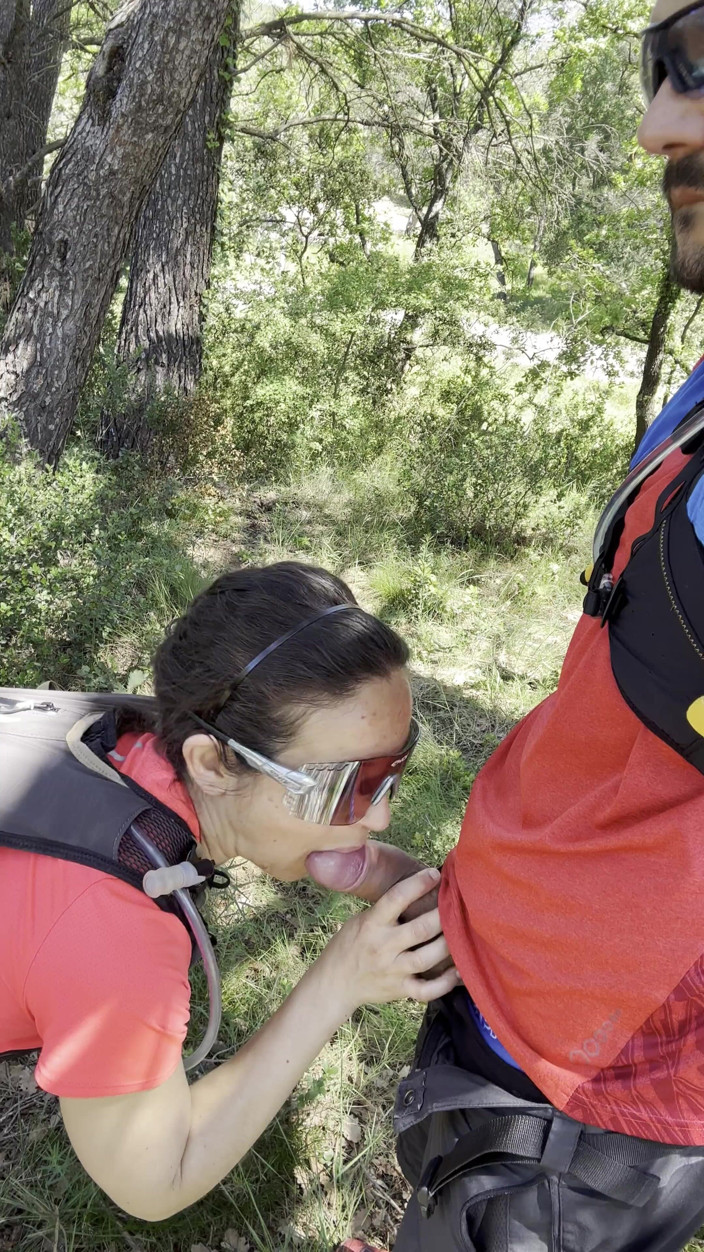 Dazzlingfacegirl: Blowjob While Hiking
