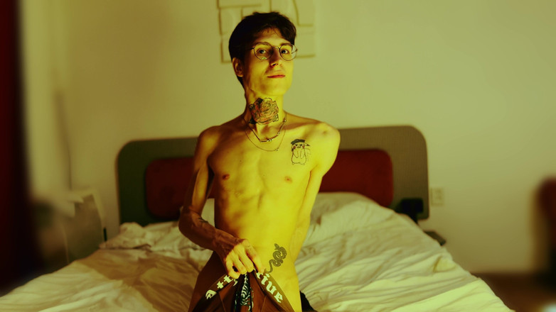 HotDogs studio: Am stat la hotel și am decis să mă masturbez până...