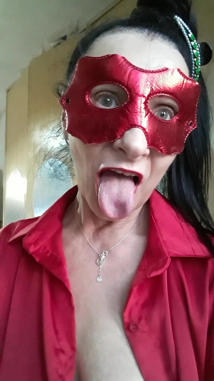 WEBREGINETTA2023: Tôi thủ dâm và cởi quần áo trước cửa sổ