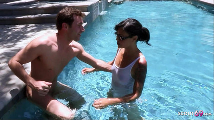 Full porn collection: 性感的苗条少女在泳池里被继兄干