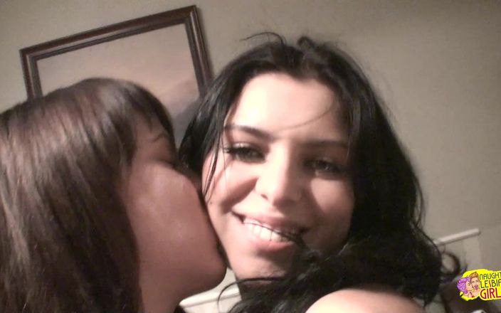 Naughty Lesbian Girls: Una lesbica assolutamente incredibile ha raggiunto un orgasmo e dovrebbe...