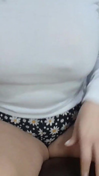 热辣人妻用短裤的摩擦自慰，她变得很脏，想要鸡巴。