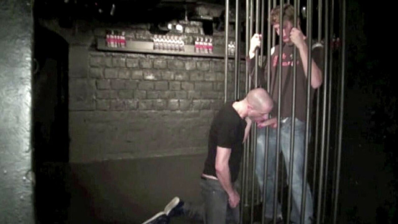 Discret Cruising sex: Tony disetubuhi oleh kameron dalam pelayaran