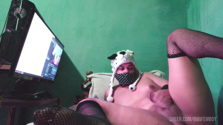 Sissy sapeca studio: Slutty tranny with a big ass, spreading their legs and...