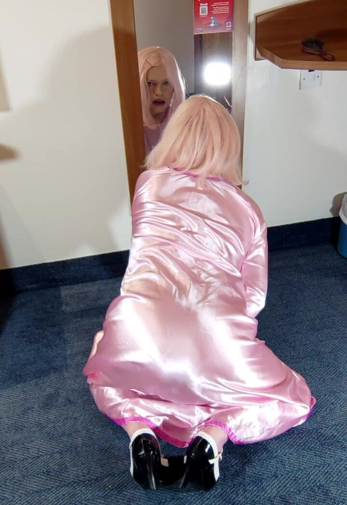 Nottstvslut: Ultra parlak seksi pembe saten içinde ateşli travesti