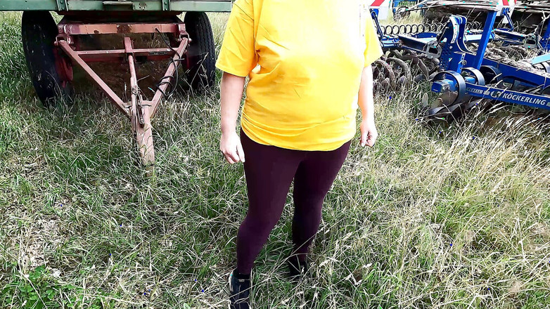 Bouncy Tits Action: Des seins nus giflés dans un champ