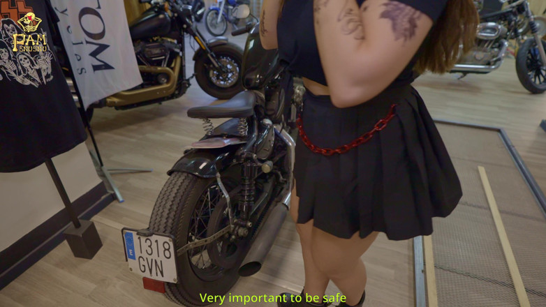 Pamsnusnu: Prodavačka v obchodě s motocykly šuká zákazníka