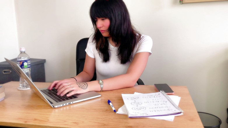 Melissa Masters: Čichám moje džíny: Femdom od stážistky