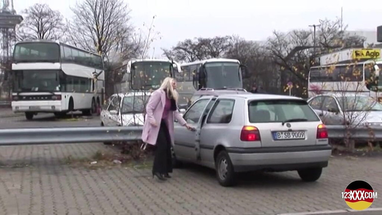 German amateur - 100% German hardcore videos: Cette bombasse blonde à gros nichons ne s’attendait pas à un chevauchage...