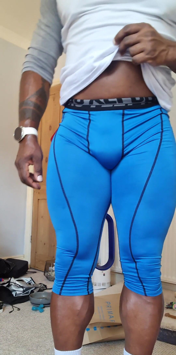 Amadeus: 腿日意味着非常紧的紧身裤。