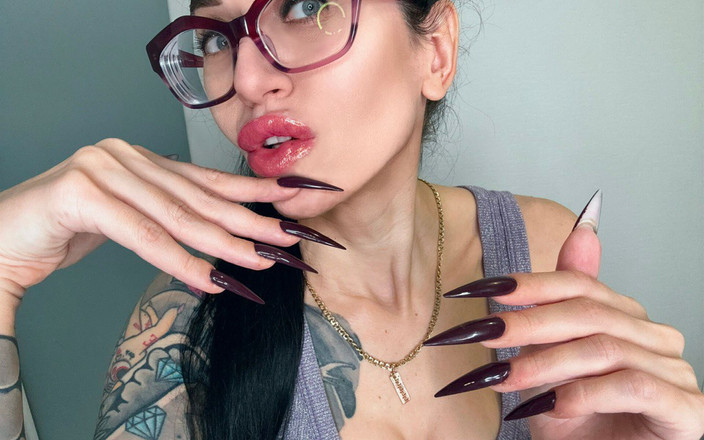 Julia domaina: 深紫色长指甲，爪子，手掌，手指吮吸，脸恋物癖，打手枪与唾液